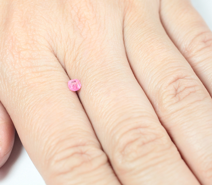 Неоново-розовая шпинель 0,24 карата