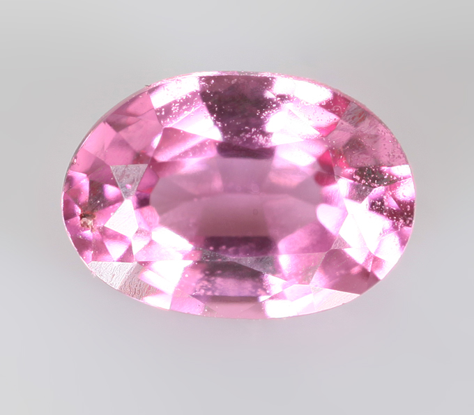 Пурпурно-розовая "неоновая" шпинель 0,33 карата