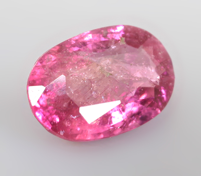 Пурпурно-розовая "неоновая" шпинель 0,43 карата