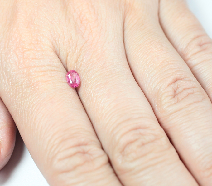 Пурпурно-розовая "неоновая" шпинель 0,43 карата