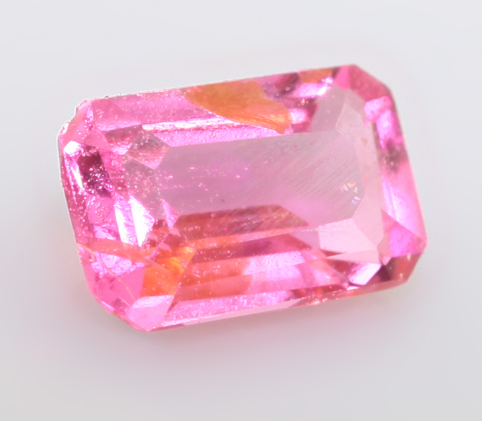 "Неоновая" полихромная шпинель 0,3 карата