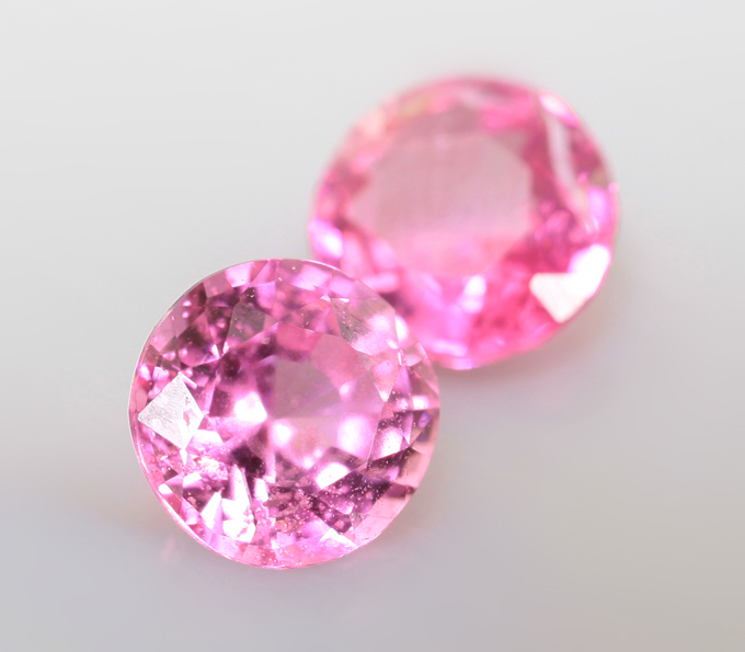 Пара пурпурно-розовых "неоновых" шпинелей 0,85 карата