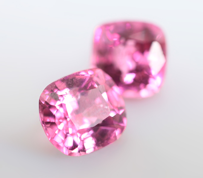 Пара пурпурно-розовых "неоновых" шпинелей 0,85 карата