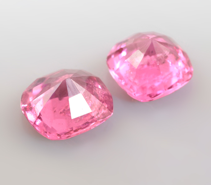 Пара пурпурно-розовых "неоновых" шпинелей 0,85 карата