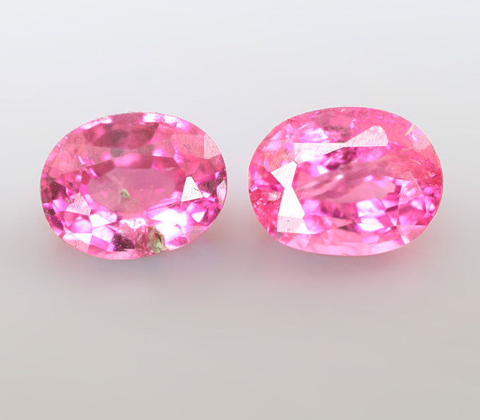 Пара пурпурно-розовых "неоновых" шпинелей 0,9 карата