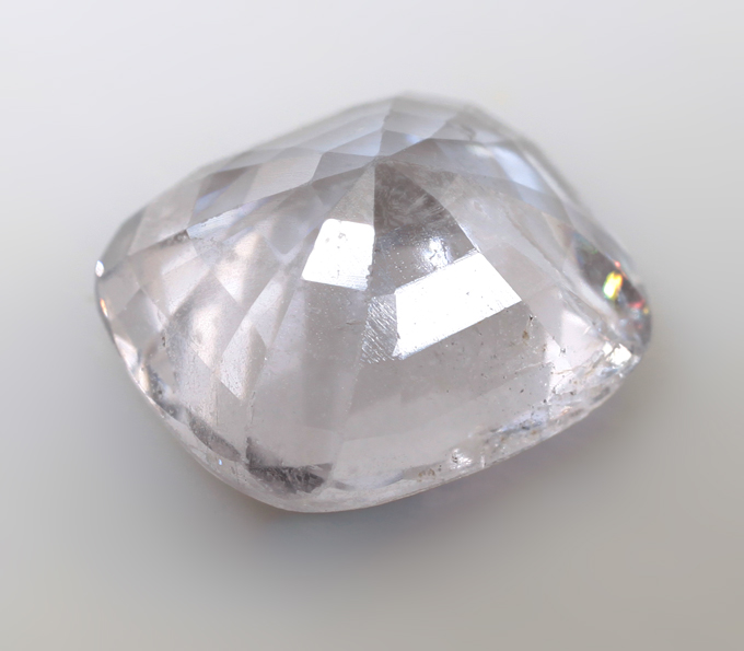 Крупная фиолетовая шпинель со сменой цвета 2,85 карата