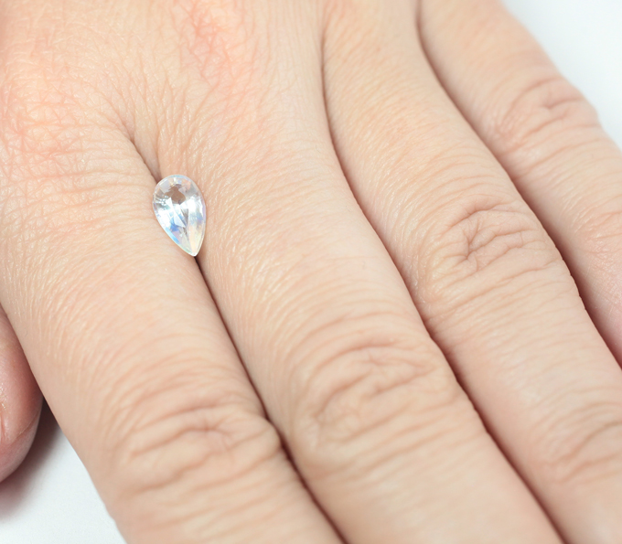 Ограненный цейлонский лунный камень 1 карат