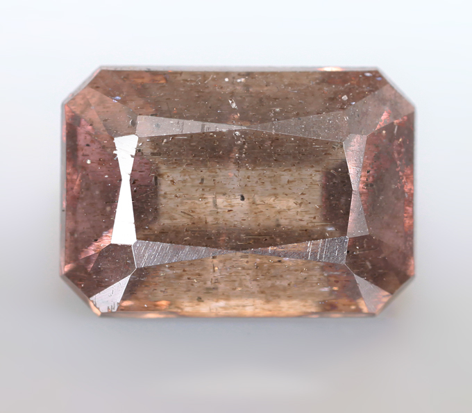 Редкий пурпурный скаполит 2,27 карата