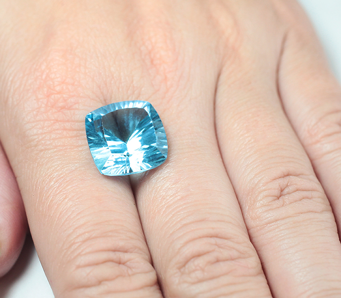 Крупный swiss топаз лазерной огранки 16,64 карата