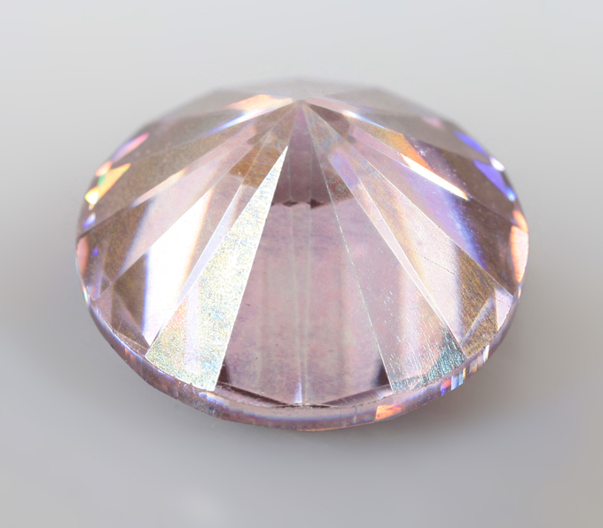 Крупный пурпурно-розовый муассанит 3,19 карата