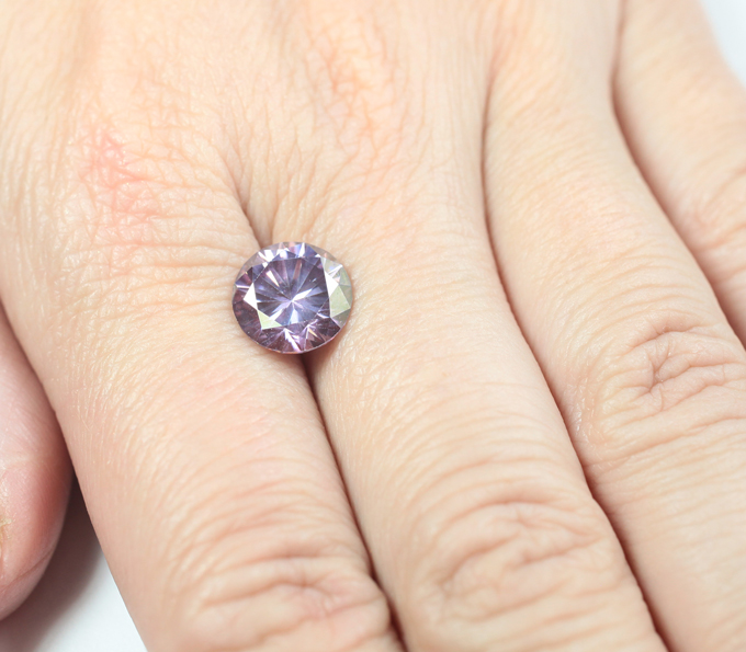 Крупный пурпурно-розовый муассанит 3,28 карата