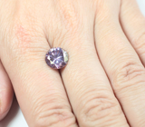 Крупный пурпурно-розовый муассанит 3,28 карата