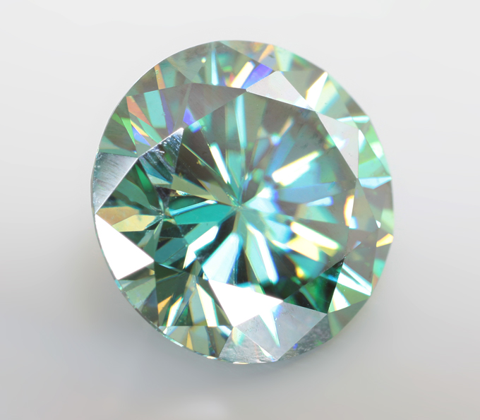 Крупный голубовато-зеленый муассанит 3,17 карата