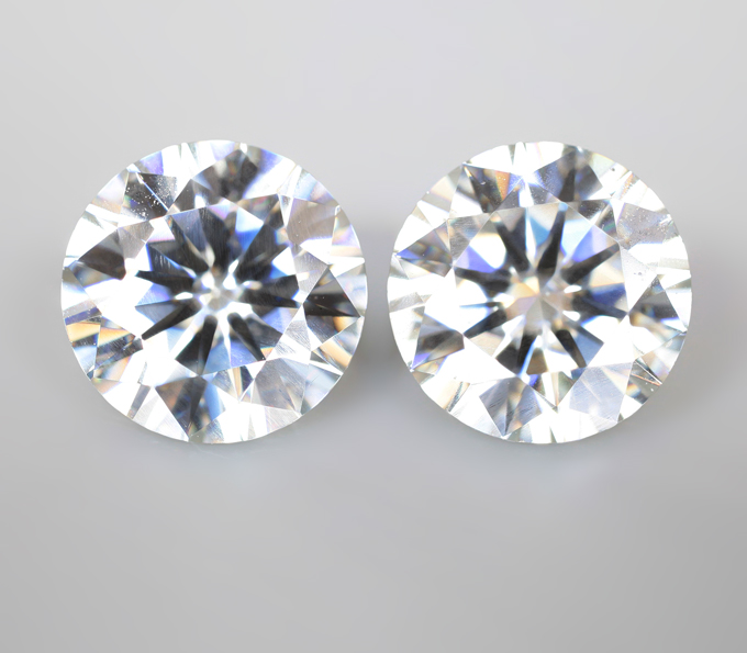 Крупная пара бесцветных муассанитов 3,62 карата