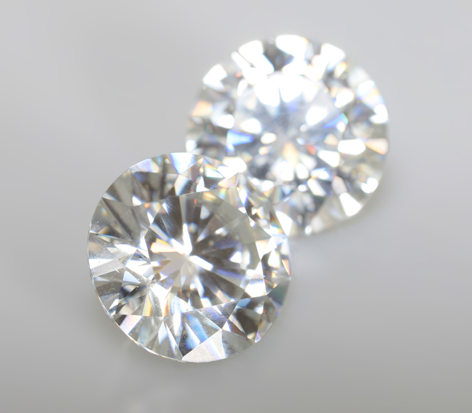 Крупная пара бесцветных муассанитов 3,62 карата