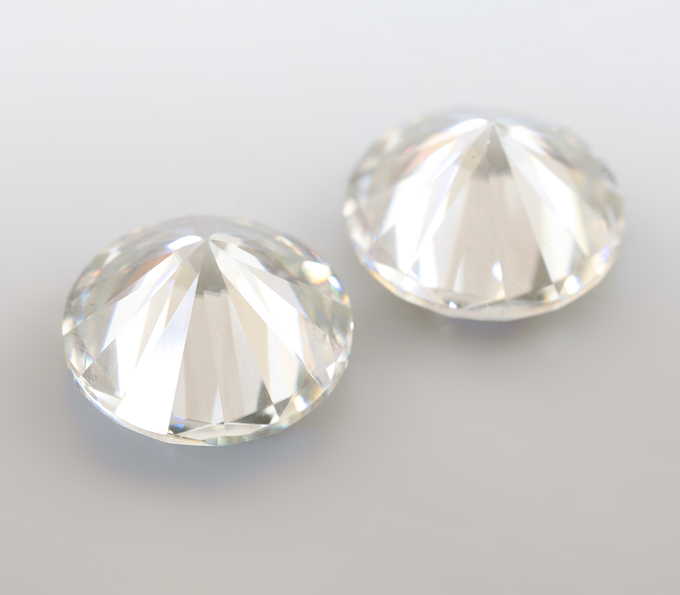 Крупная пара бесцветных муассанитов 3,75 карата