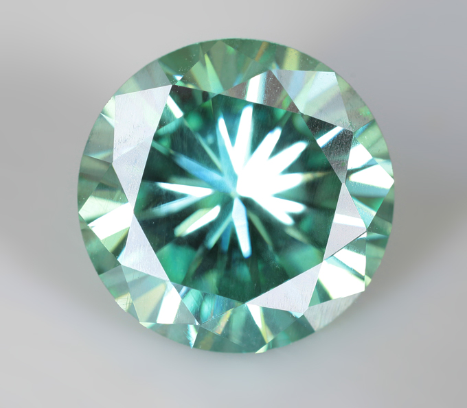 Крупный голубовато-зеленый муассанит 5,09 карата