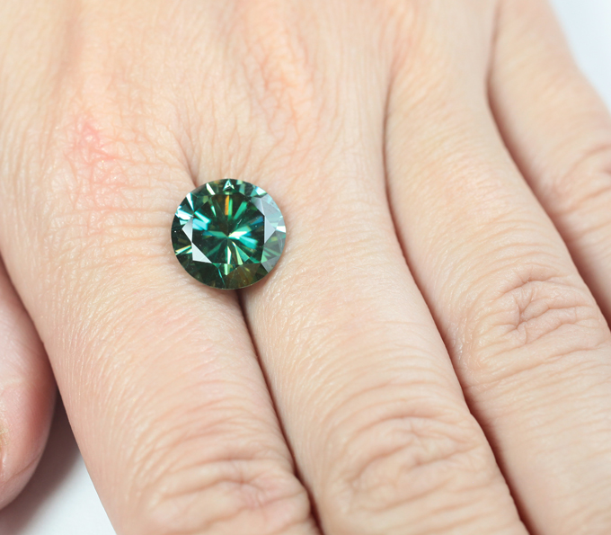 Крупный голубовато-зеленый муассанит 5,24 карата