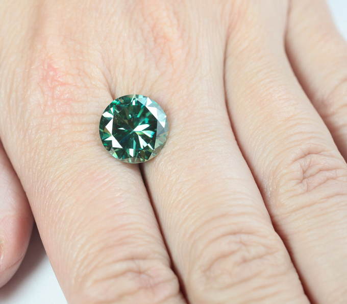 Крупный голубовато-зеленый муассанит 5,99 карата