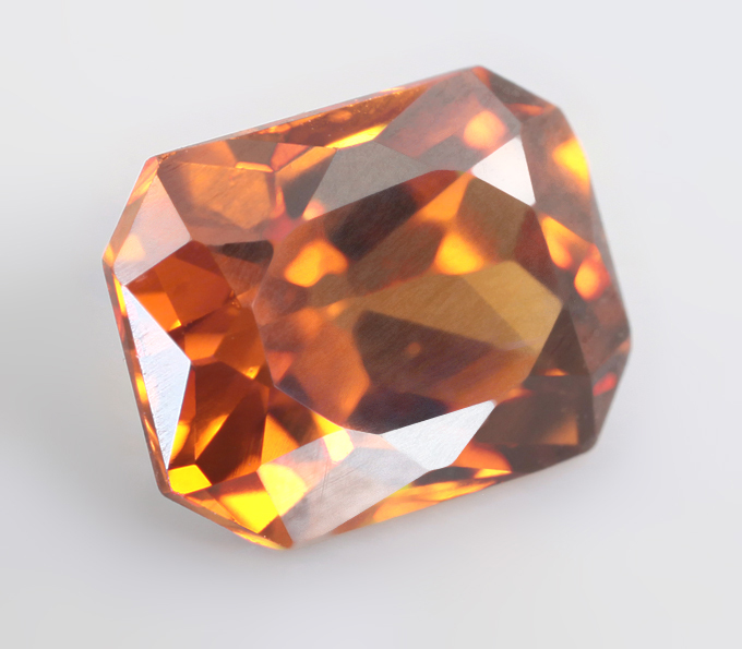 Чистейший оранжевато-желтый циркон 1,84 карата