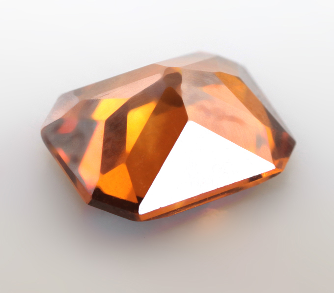 Чистейший оранжевато-желтый циркон 1,84 карата