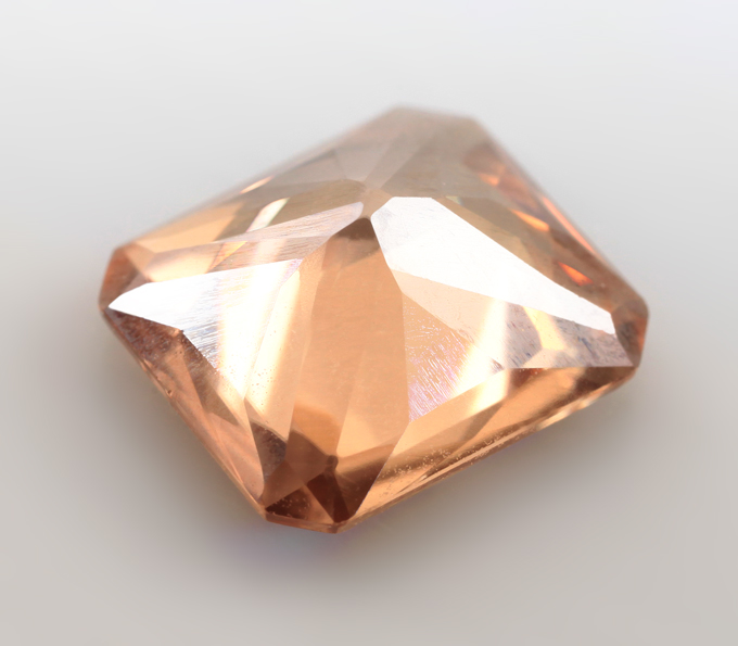 Чистейший розовато-оранжевый циркон 2,94 карата