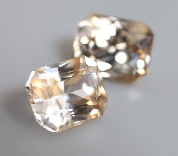 Пара цирконов "шампань" 4,17 карата