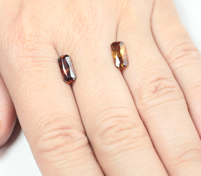 Пара ярких цирконов 4,81 карата