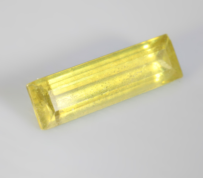 Желто-зеленый сфен 2,04 карата