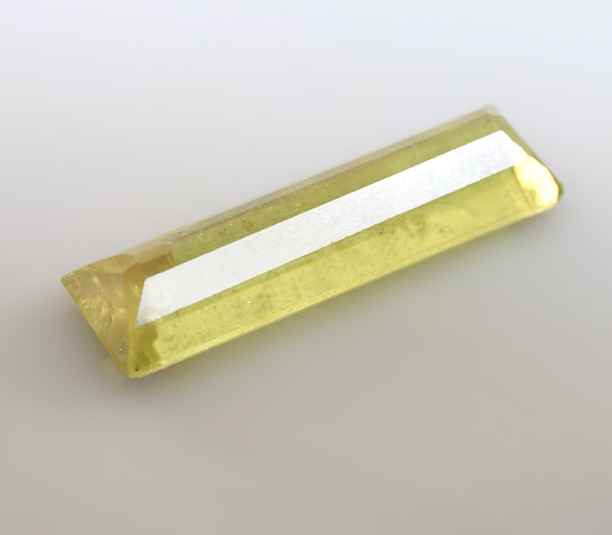 Желто-зеленый сфен 2,04 карата