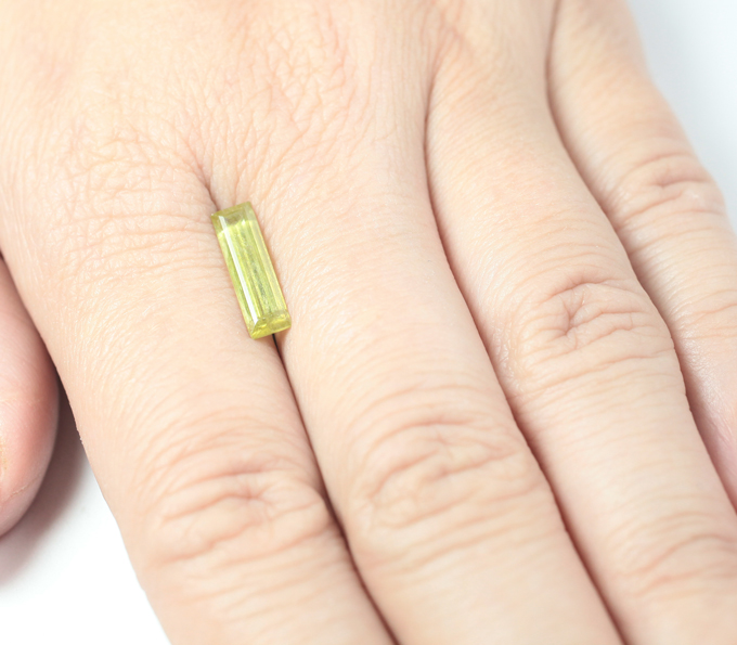 Желто-зеленый сфен 2,04 карата