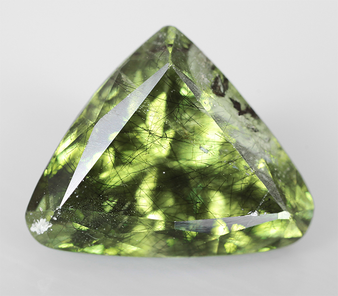 Перидот с включением рутила 4,4 карата