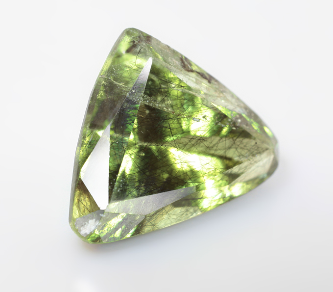 Перидот с включением рутила 4,4 карата