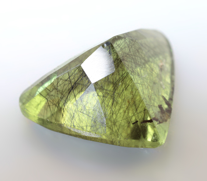 Перидот с включением рутила 4,4 карата