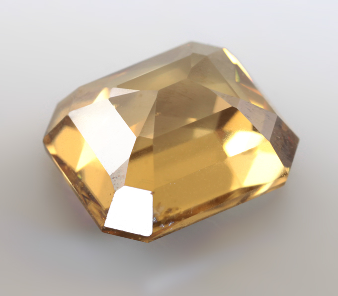 Крупный желтый циркон 4,62 карата