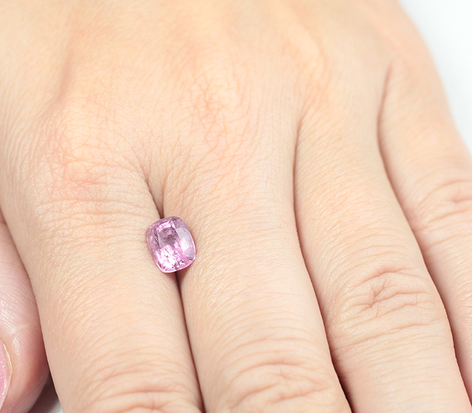 "Неоновая" розовато-пурпурная шпинель 1,92 карата