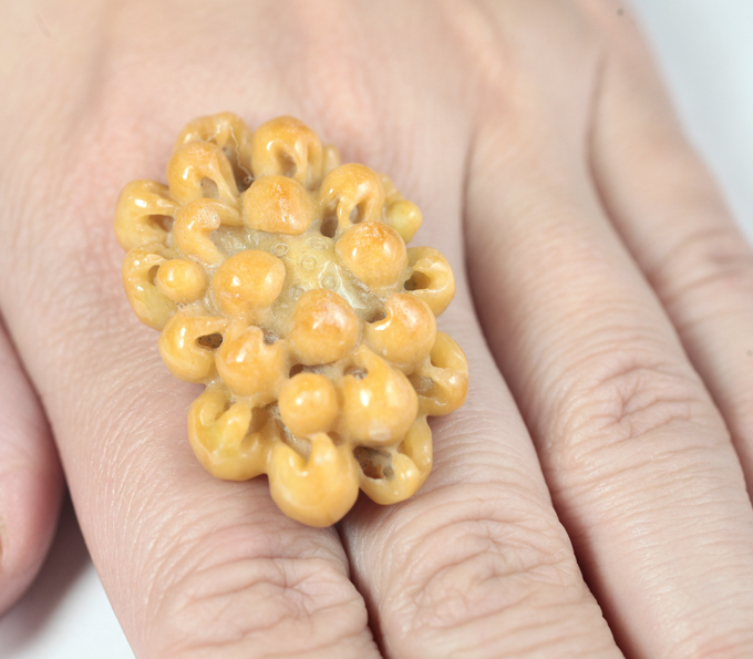 Крупный резной желтый нефрит 86,16 карата