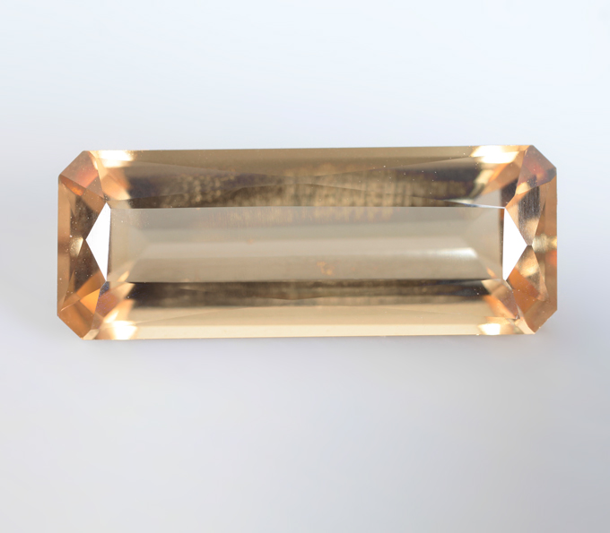 Крупный желтый скаполит 7,19 карата