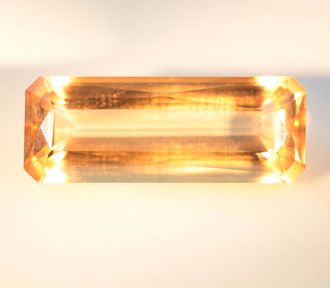 Крупный желтый скаполит 7,19 карата