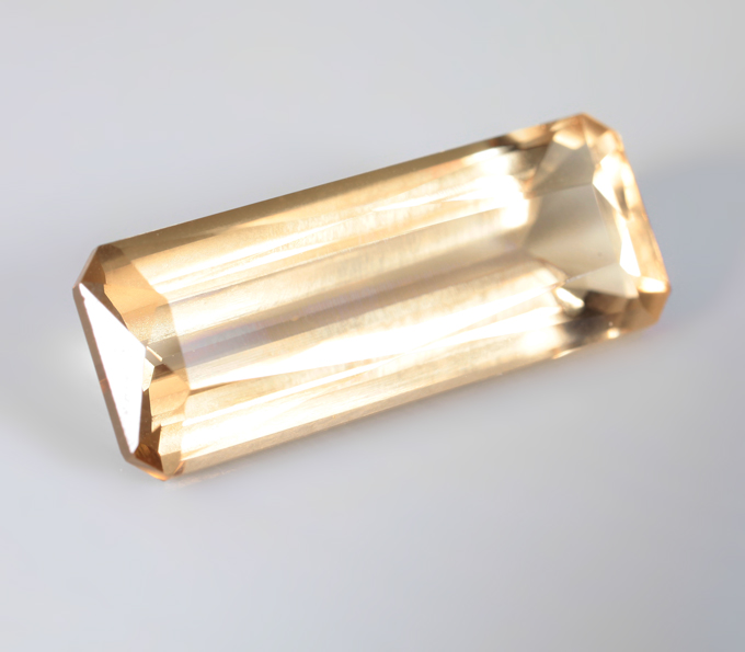 Крупный желтый скаполит 7,19 карата