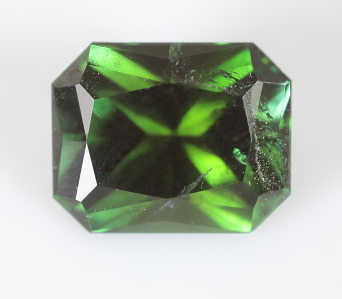 Насыщенно-зеленый турмалин 1,36 карата