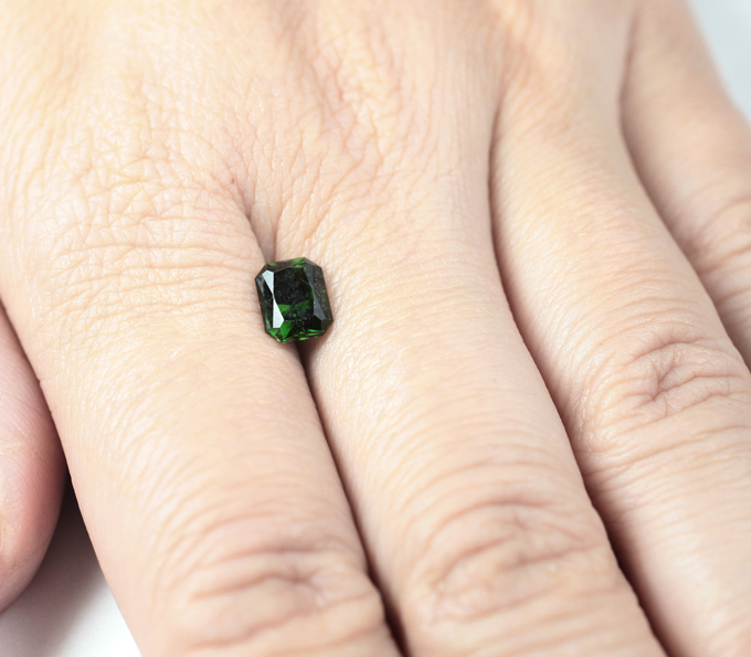 Насыщенно-зеленый турмалин 1,36 карата
