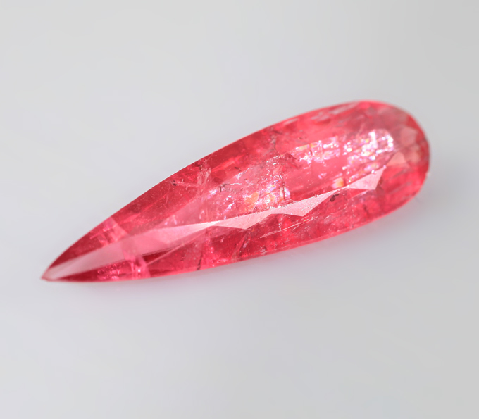 Редкий ограненный родонит 2,25 карата