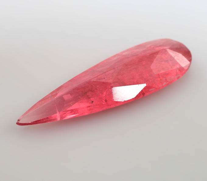 Редкий ограненный родонит 2,25 карата