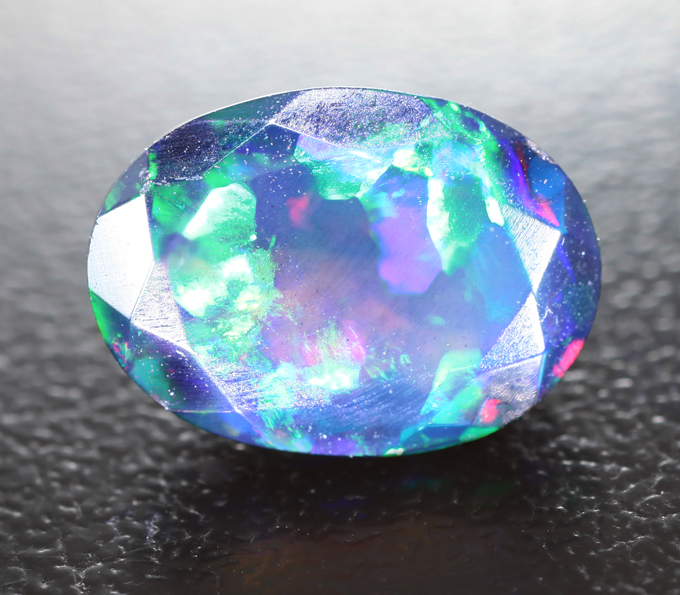 Ограненный черный опал 2,41 карата