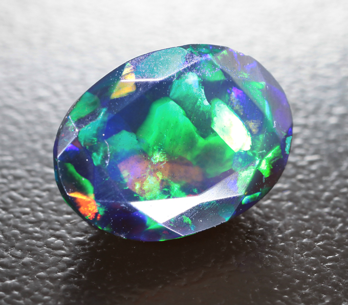 Ограненный черный опал 2,41 карата