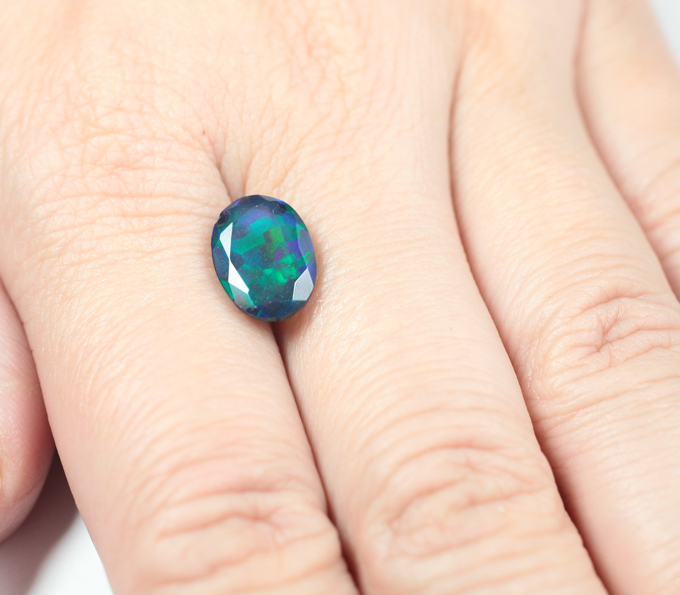 Ограненный черный опал 2,41 карата