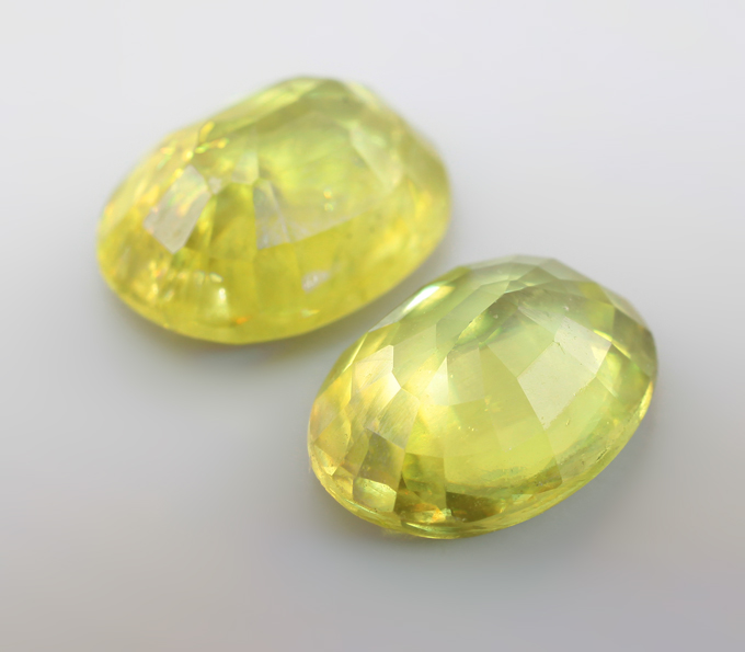 Пара желтовато-зеленых сфенов 4,31 карата