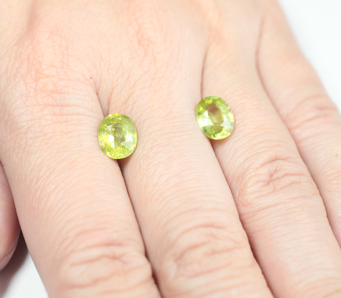 Пара желтовато-зеленых сфенов 4,31 карата