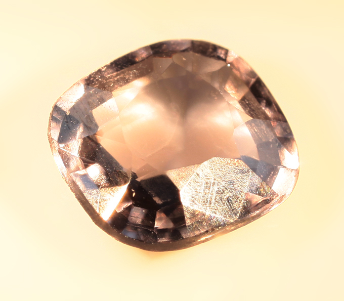 Фиолетовато-синяя шпинель со сменой цвета 0,97 карата